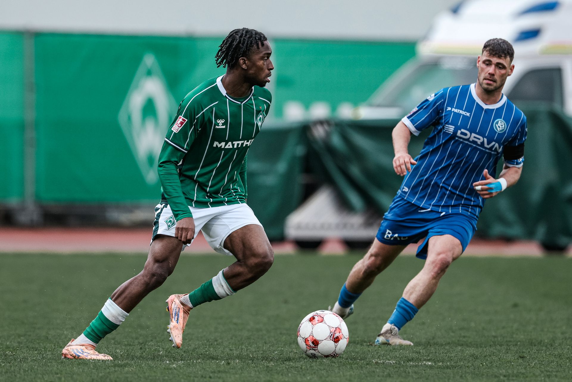 David Igboanugo ist am Ball und wir von einem Gegenspieler verfolgt.