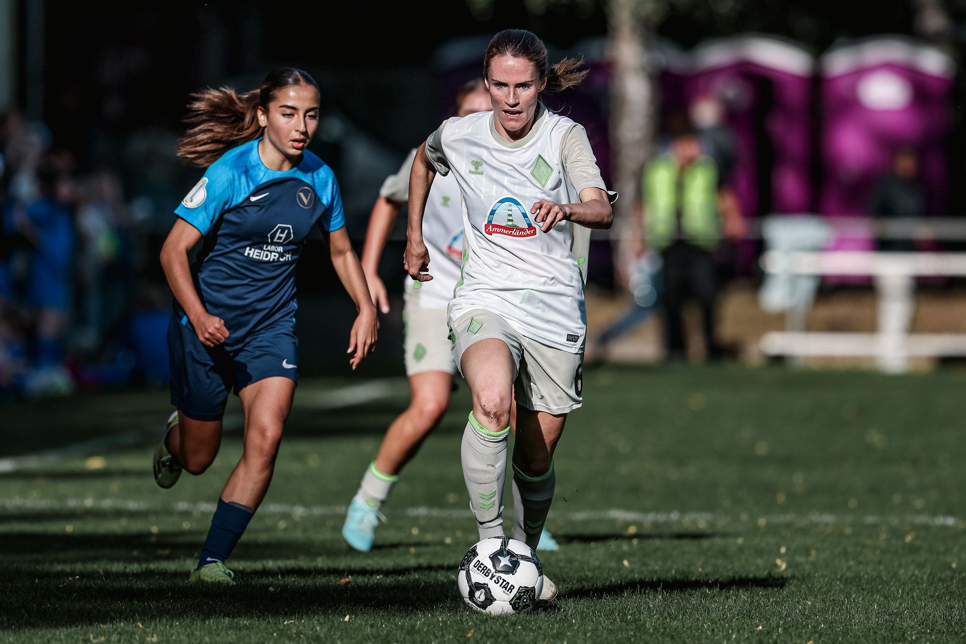 Reena Wichmann im Laufduell beim Spiel gegen Victoria Hamburg.