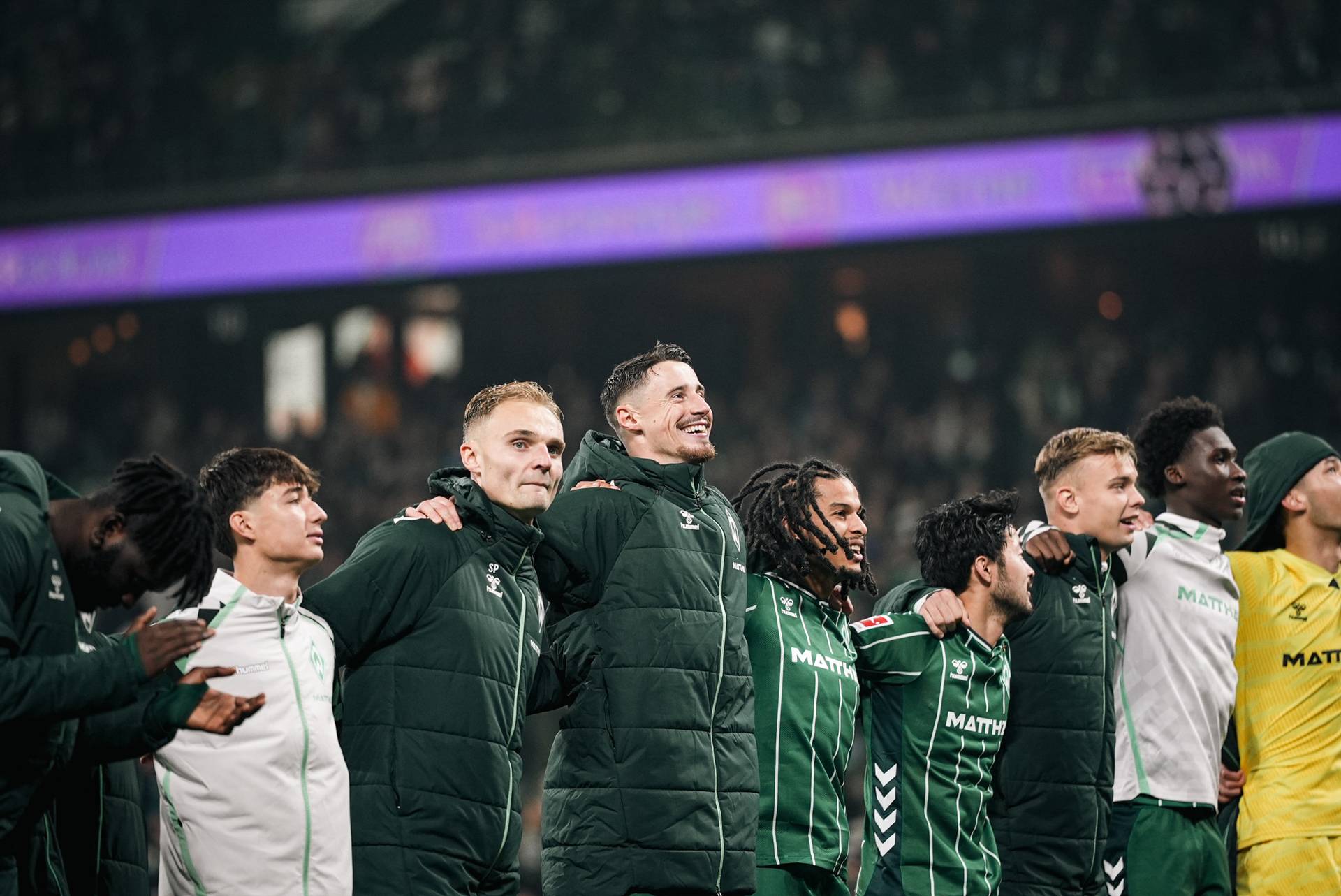 Die Spieler feiern den Sieg vor der Kurve.