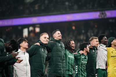 Marco Friedl & Co. feiern vor der Ostkurve den späten Sieg.