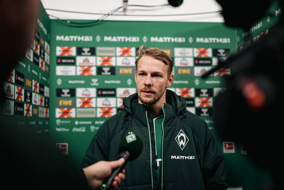 Marco Grüll am Werder.TV-Mikrofon in der Mixed Zone.