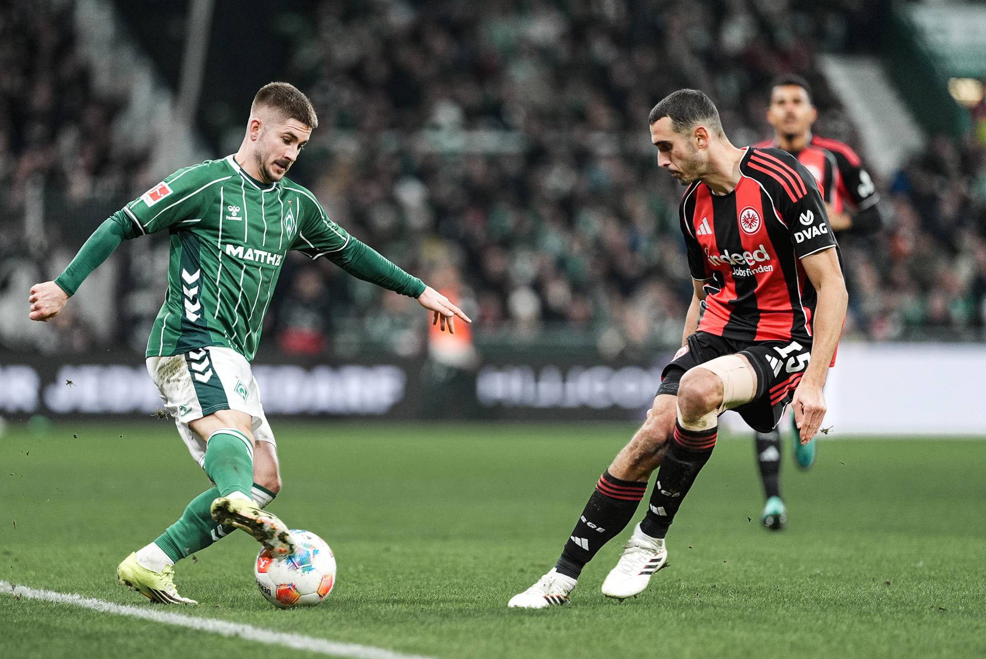 Romano Schmid im Zweikampf mit Frankfurts Skhiri