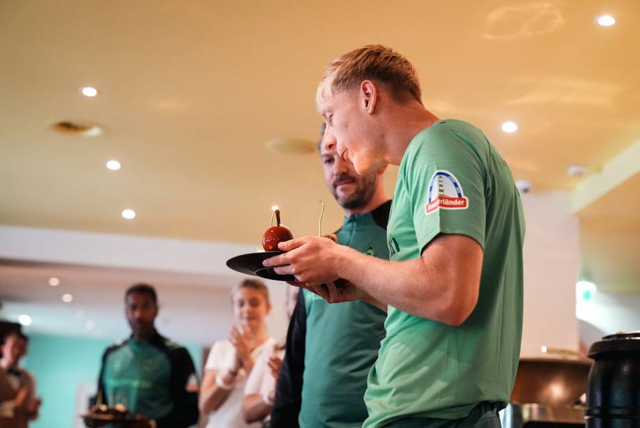 Oskar Wójcik bläst die Kerzen auf einem Kuchen aus.