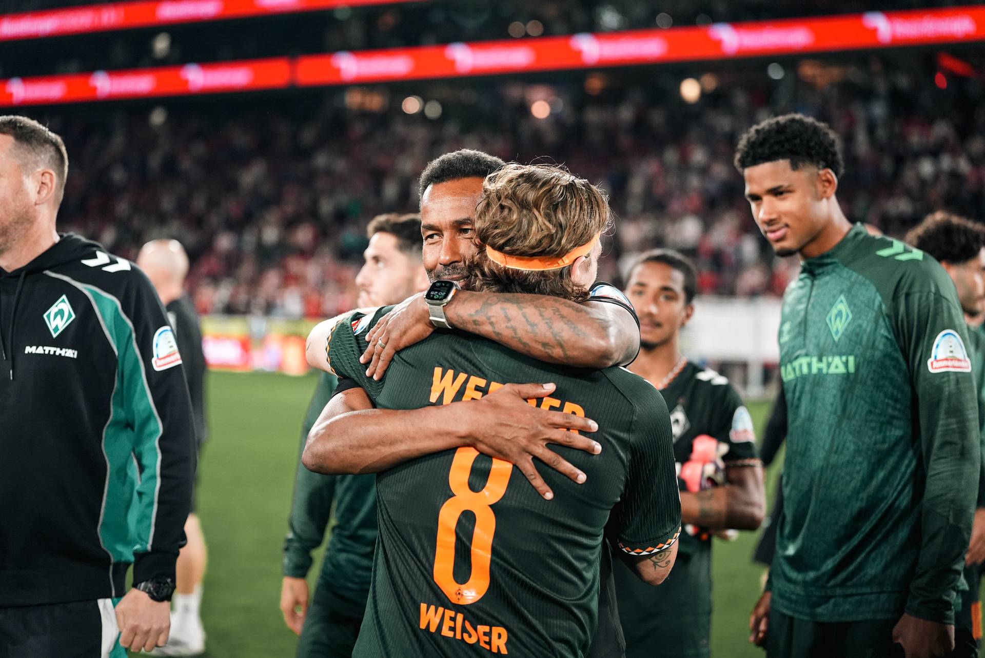 Daniel Thioune umarmt Mitchell Weiser.