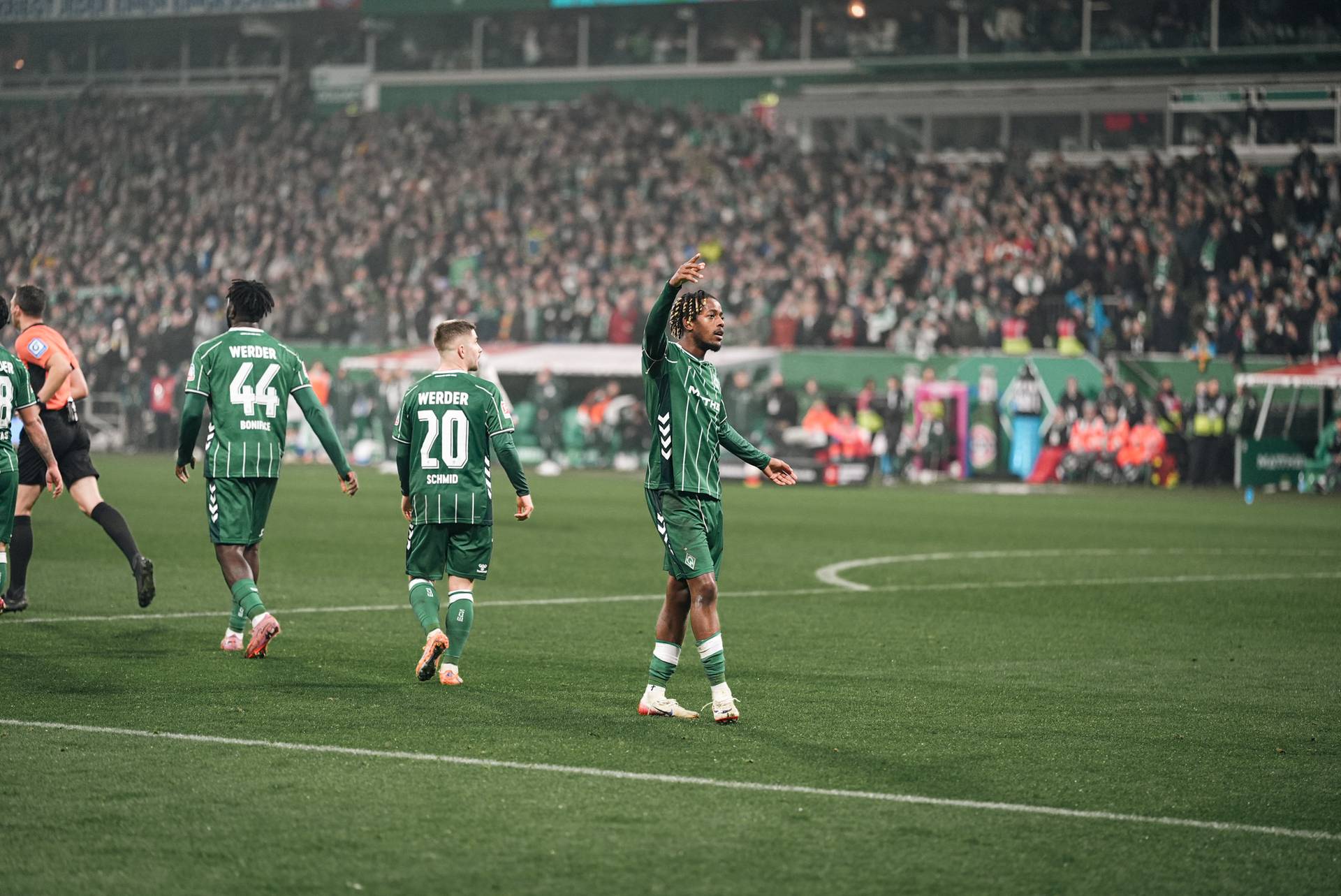 Samuel Mbangula jubelt in Richtung der Fans nach seinem Tor.