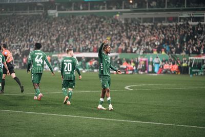 Samuel Mbangula jubelt in Richtung der Fans nach seinem Tor.