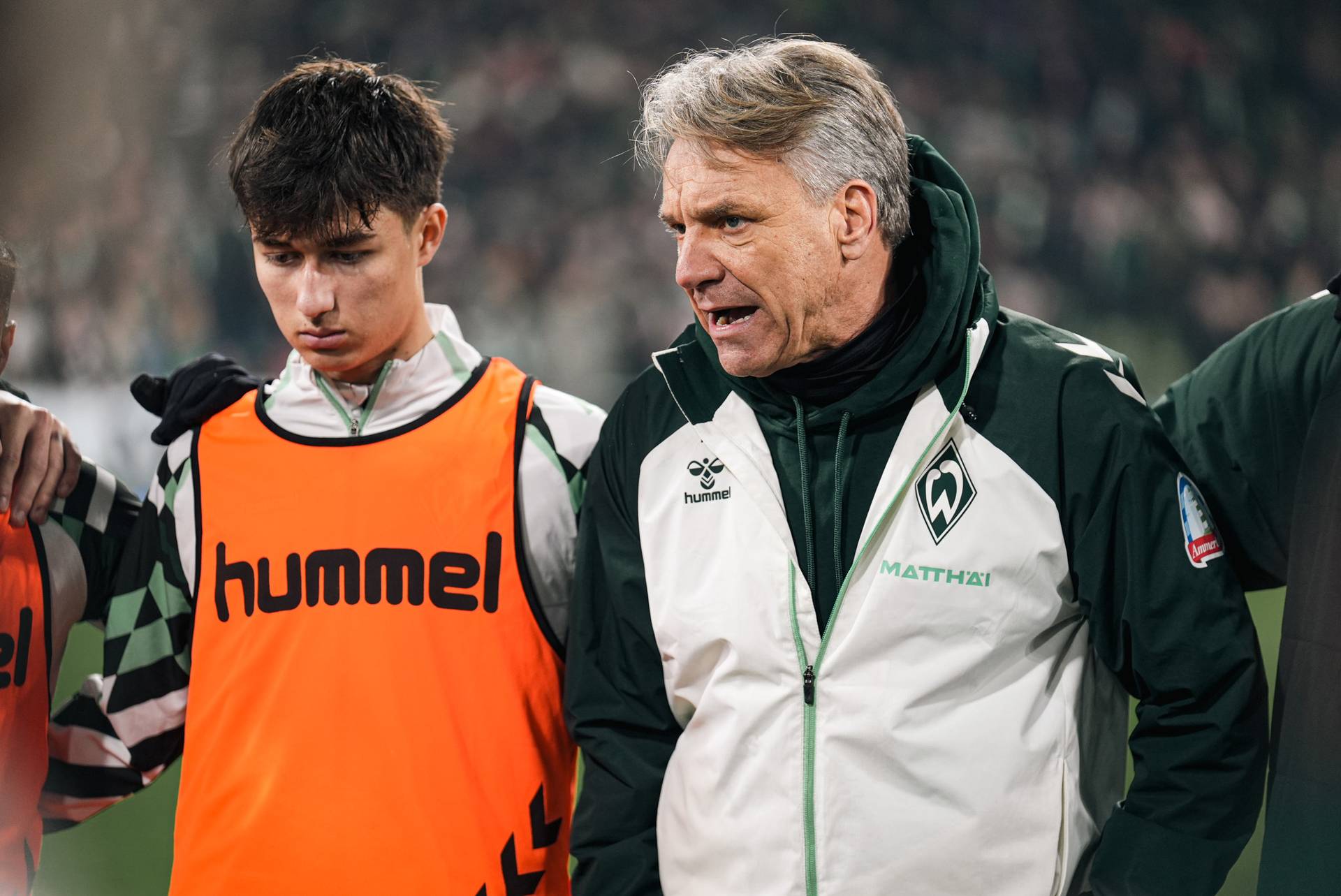 Horst Steffen spricht im Kreis zur Mannschaft.