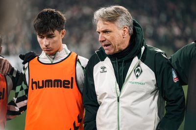 Horst Steffen spricht im Kreis zur Mannschaft.