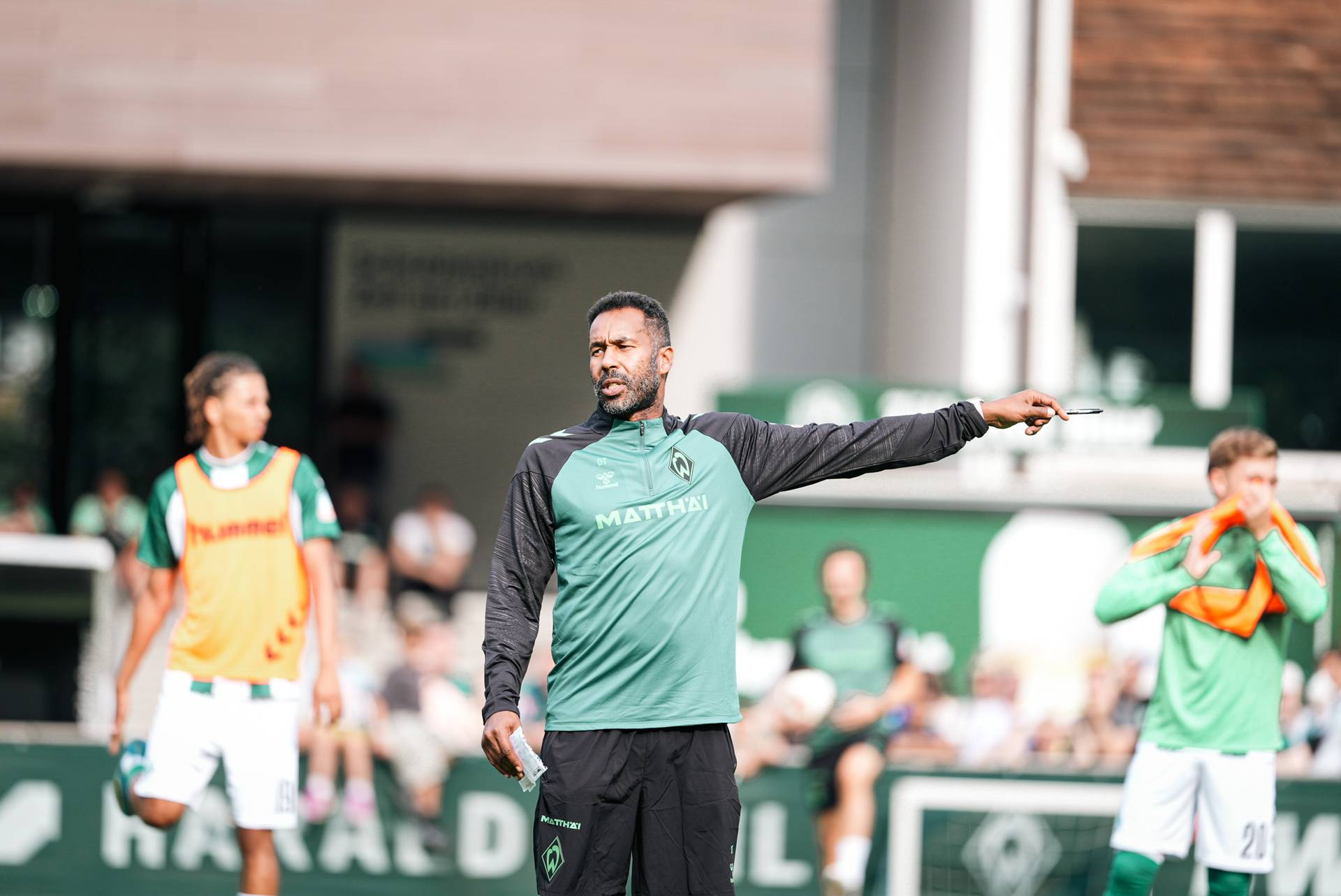 Daniel Thioune auf dem Trainingsplatz mit Werder-Klamotten.