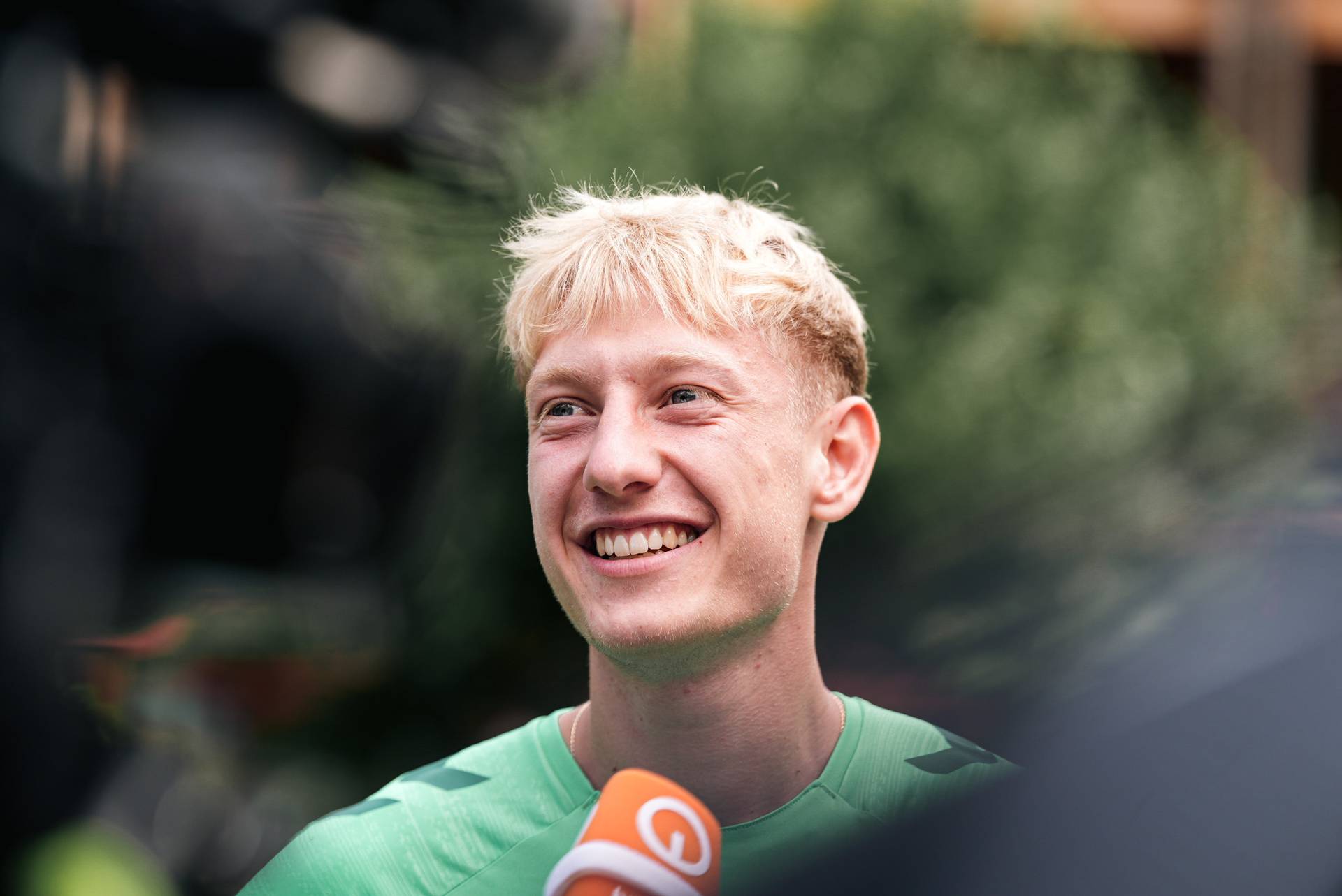 Oskar Wójcik in der Mixed Zone.