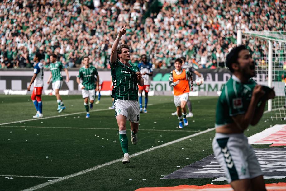 Jens Stage jubelt in Richtung der Werder-Fans mit ausgestrecktem Zeigefinger.