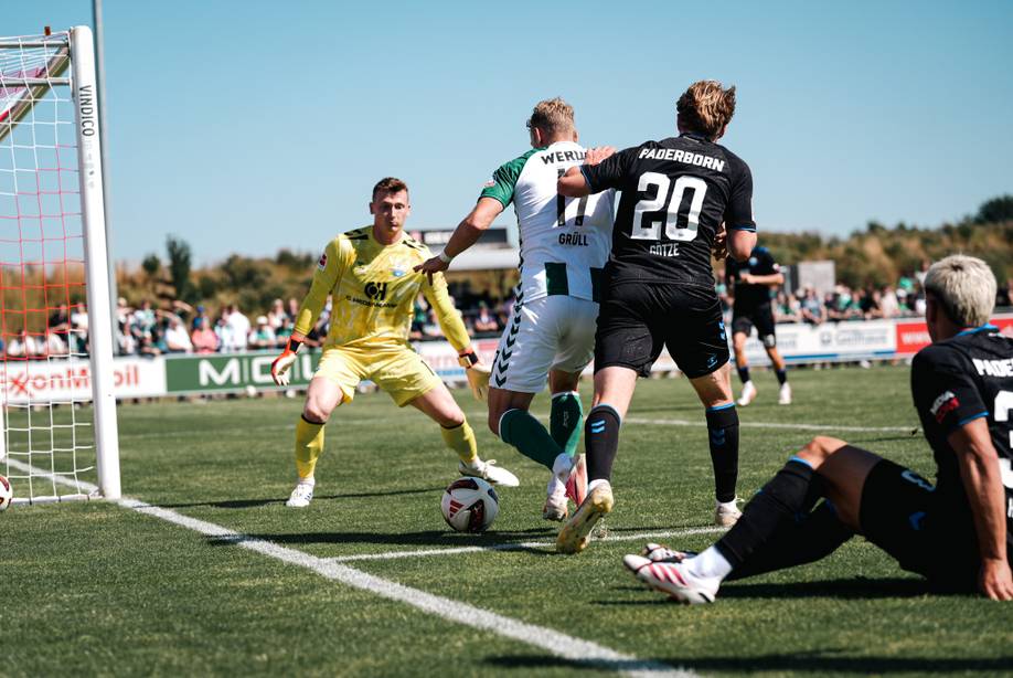 Grüll an der Grundline im Duell mit Götze.