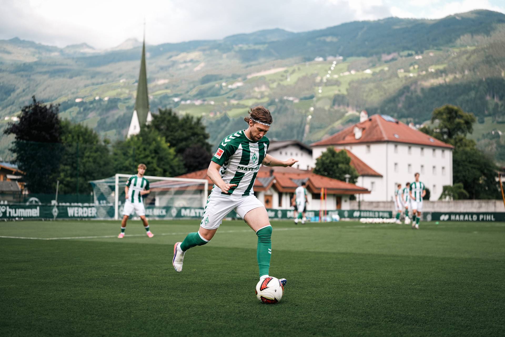 Mitchell Weiser mit Ball am Fuß.