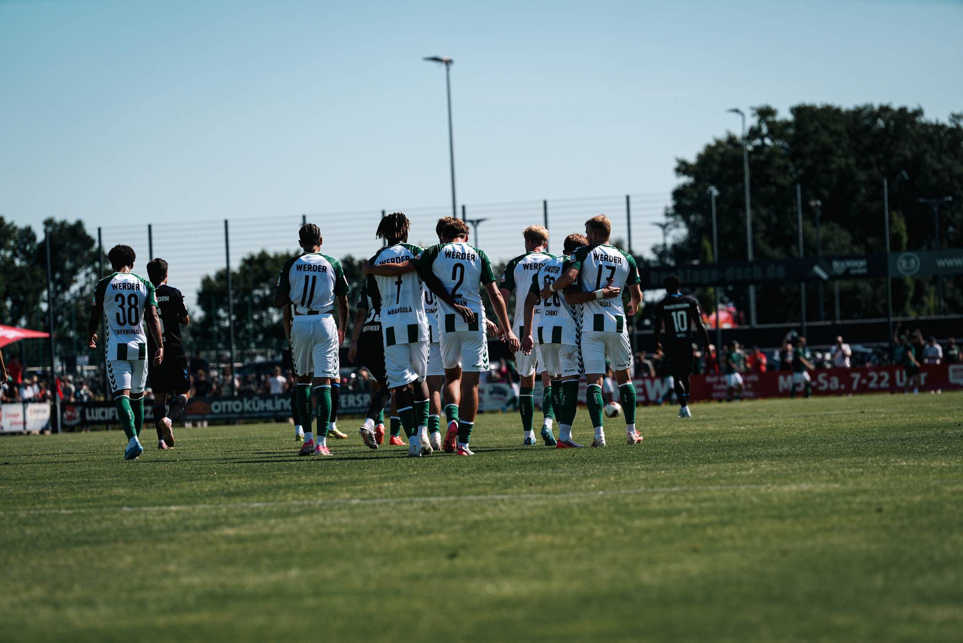 Die Mannschaft jubelt nach einem Treffer.
