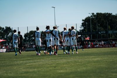 Die Mannschaft jubelt nach einem Treffer.