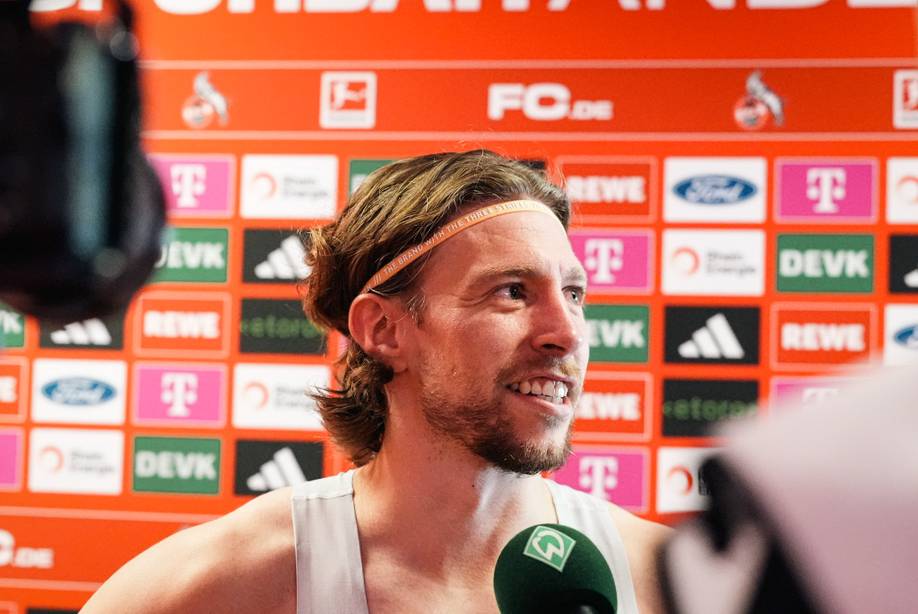 Mitchell Weiser in der Mixed Zone am W.TV-Mikrofon.