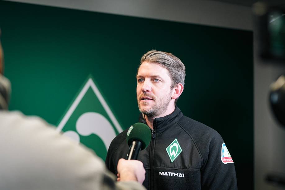 Peter Niemeyer am WERDER.TV-Mikrofon.