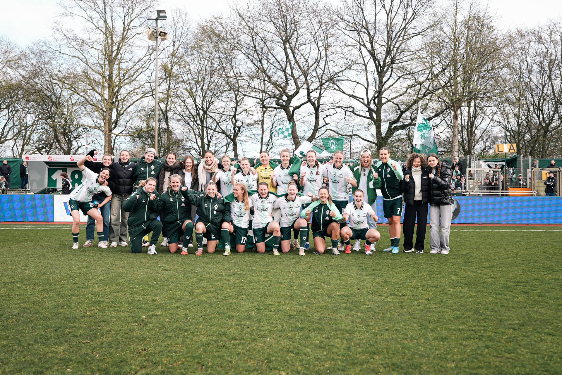 Die Mannschaft posiert vor der Heimkurve.