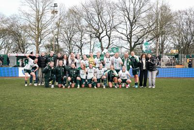 Die Mannschaft posiert vor der Heimkurve.
