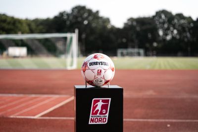 Ein Ball mit Regionalliga Nord-Logo.
