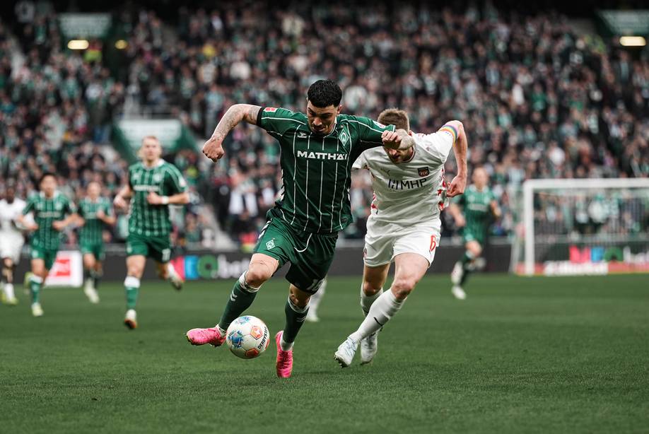 Cameron Puertas gewinnt einen Zweikampf gegen einen Heidenheimer.