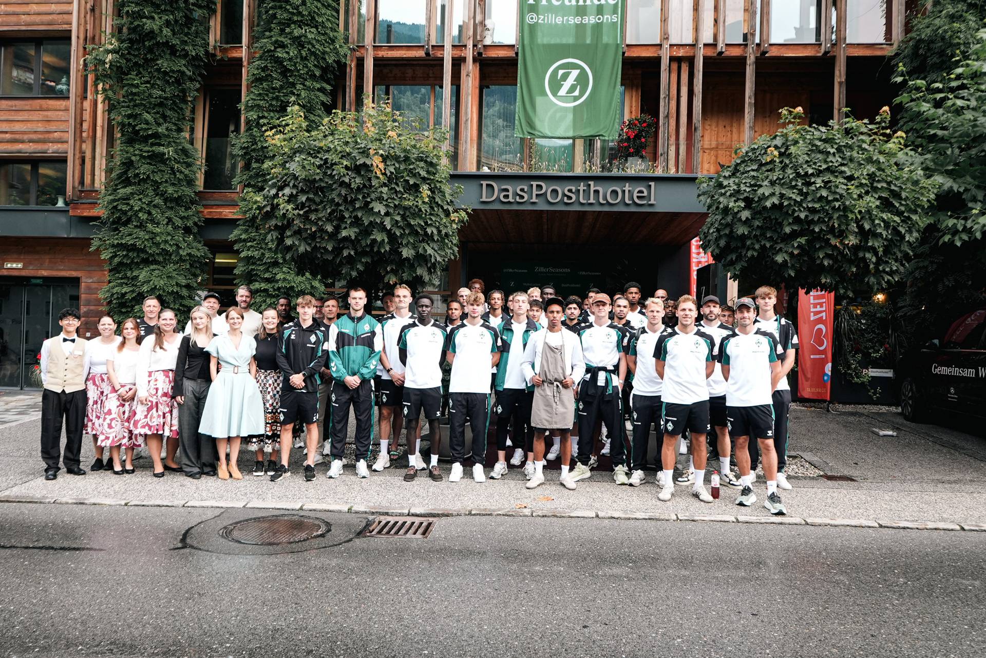 Die Mannschaft steht vor dem Posthotel.