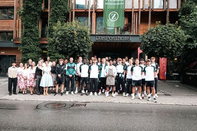 Die Mannschaft steht vor dem Posthotel.