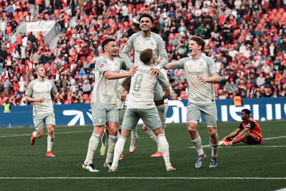 Justin Njinmah springt Mitchell Weiser in die Arme. Von links und rechts jubeln Milos Veljkovic und Jens Stage mit.