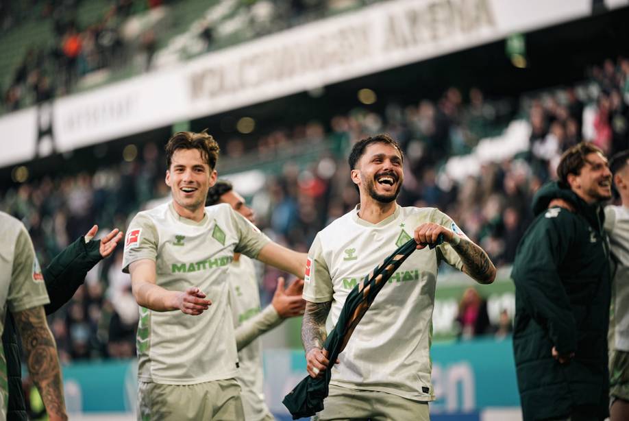 Bittencourt feiert vor der Kurve.