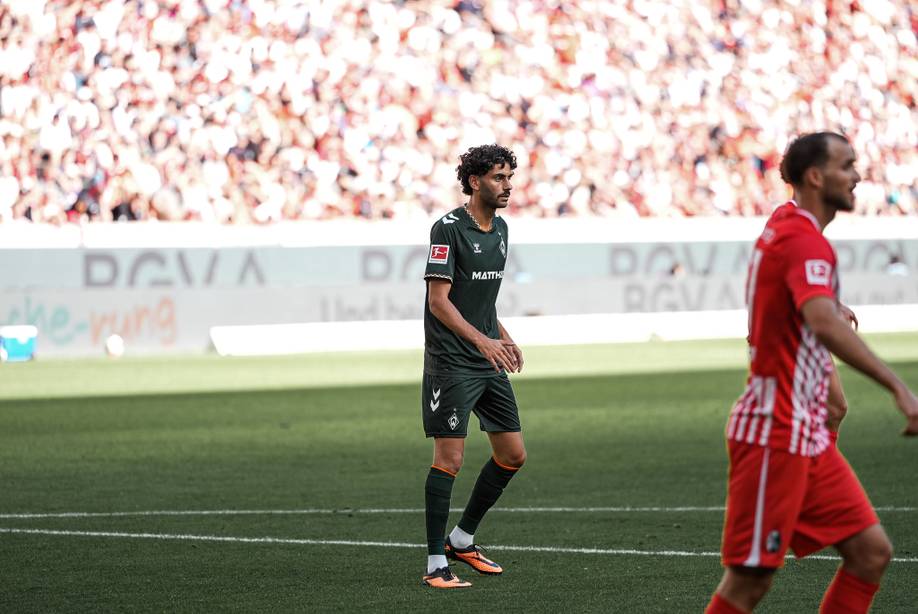 Eren Dinkçi steht im Spiel gegen den SC Freiburg im Strafraum und blickt zur Seite.