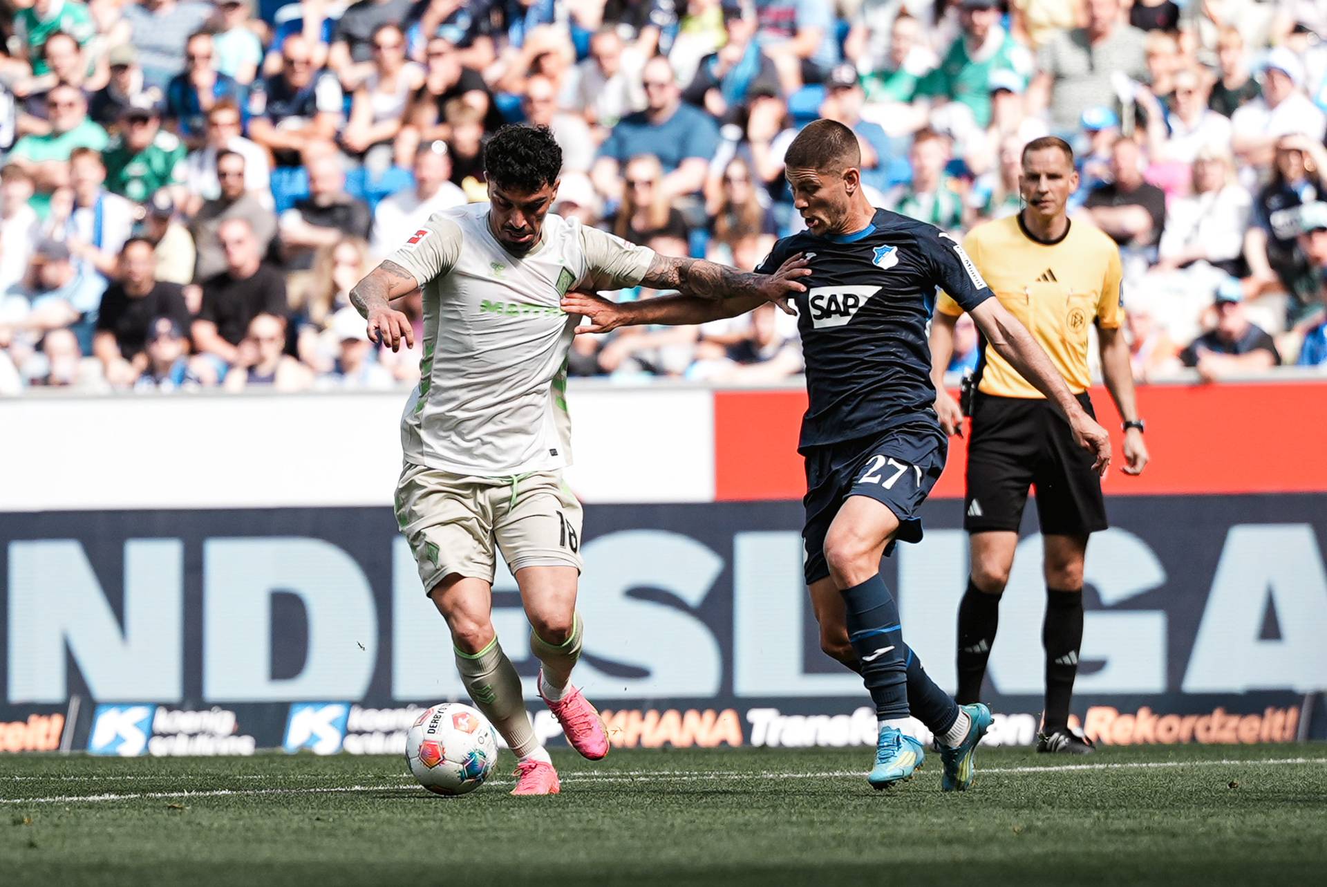 Cameron Puertas in a duel with a Hoffenheim player.
