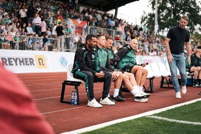 Daniel Thioune sitzt auf der Bank in Verden.