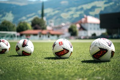 Ball liegt auf dem Rasen im Parkstadion in Zell am Ziller.