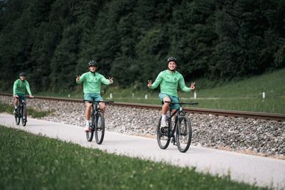 Stalmach und Kownacki grüßen auf ihren Fahrrädern in die Kamera.