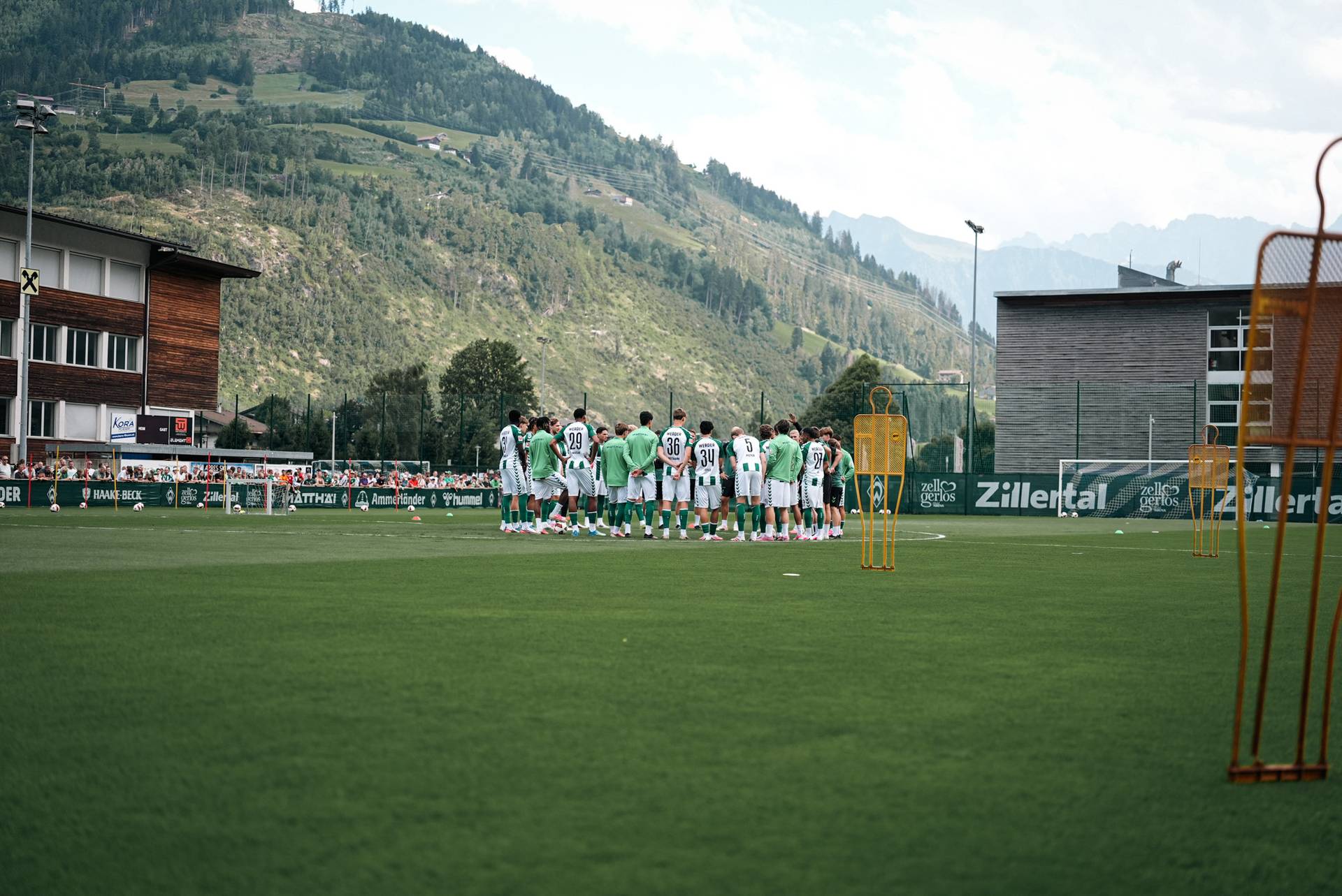 Ein Foto vom Mannschaftskreis, im Hintergrund die Berge.