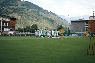 Ein Foto vom Mannschaftskreis, im Hintergrund die Berge.