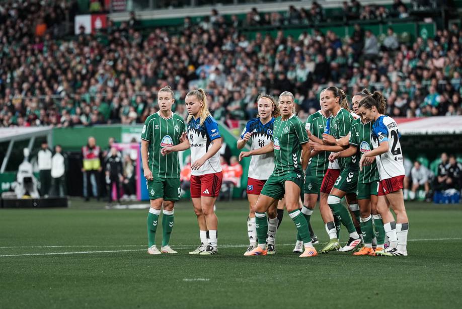Mehrere Spielerinnen von Werder und dem HSV stehen im Pulk zusammen.