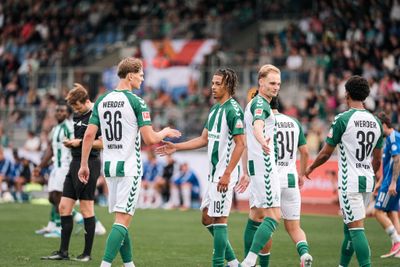 Kenny Quetant klatscht mit seinen Teamkollegen ab.
