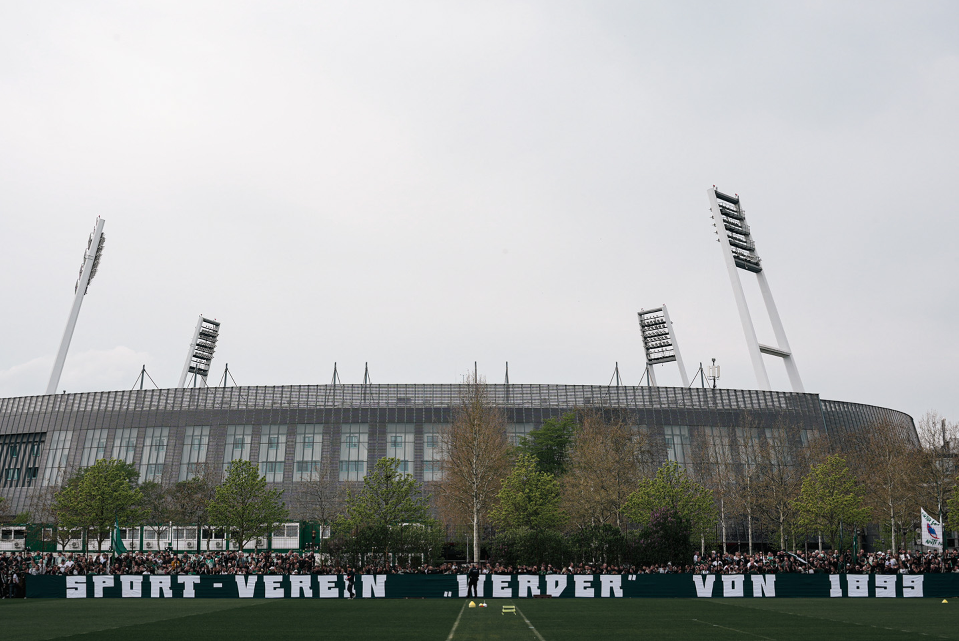 Werder-Fans beim Abschlusstraining vor dem Weserstadion.