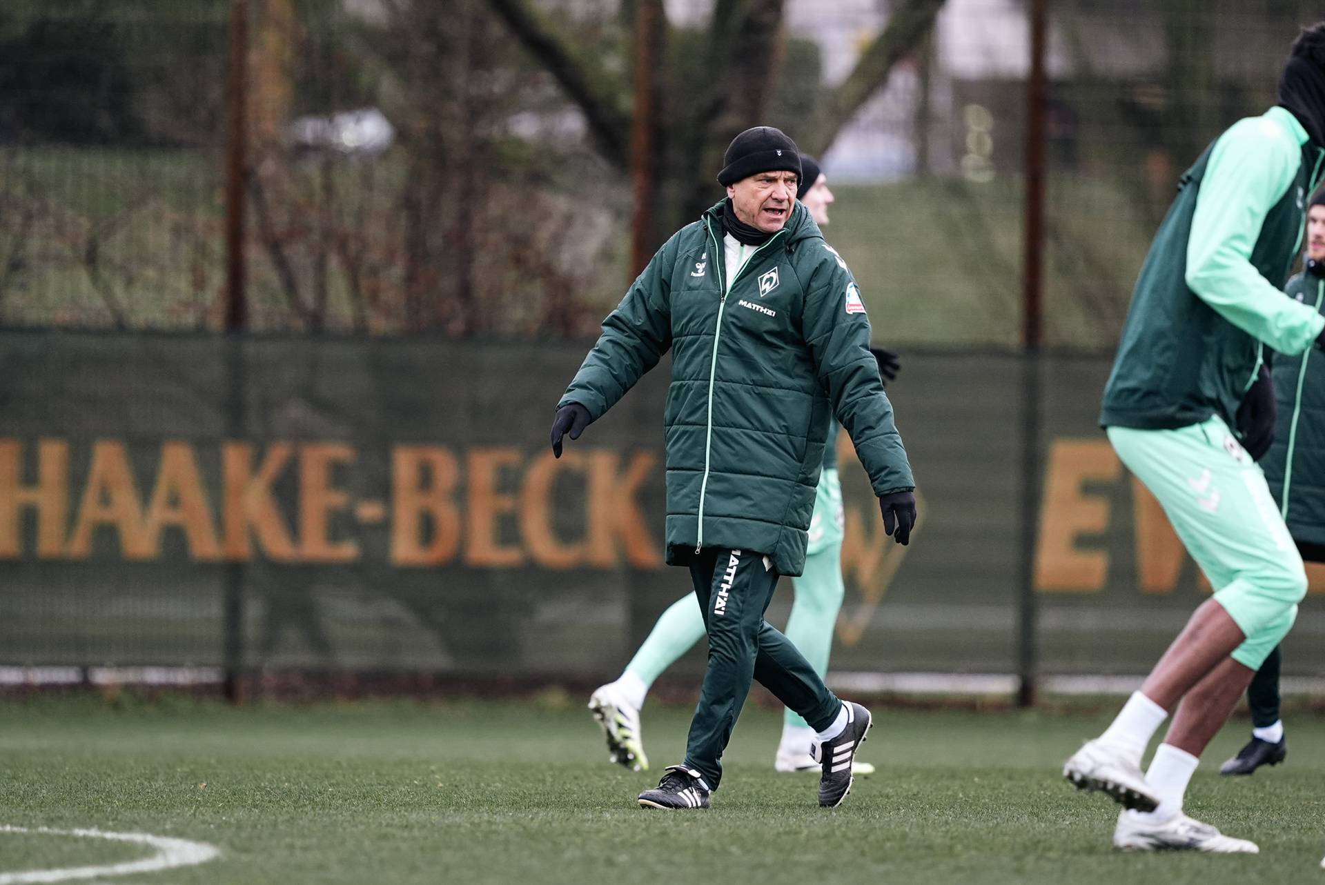 Horst Steffen geht in einer Winterjacke über den Trainingsplatz.
