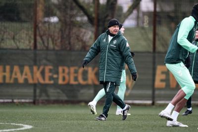 Horst Steffen geht in einer Winterjacke über den Trainingsplatz.