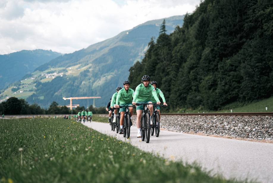 Die Spieler fahren auf Fahrrädern durch das Zillertal.