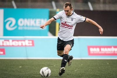 Marian Kunze im LSK-Trikot mit Ball am Fuß.