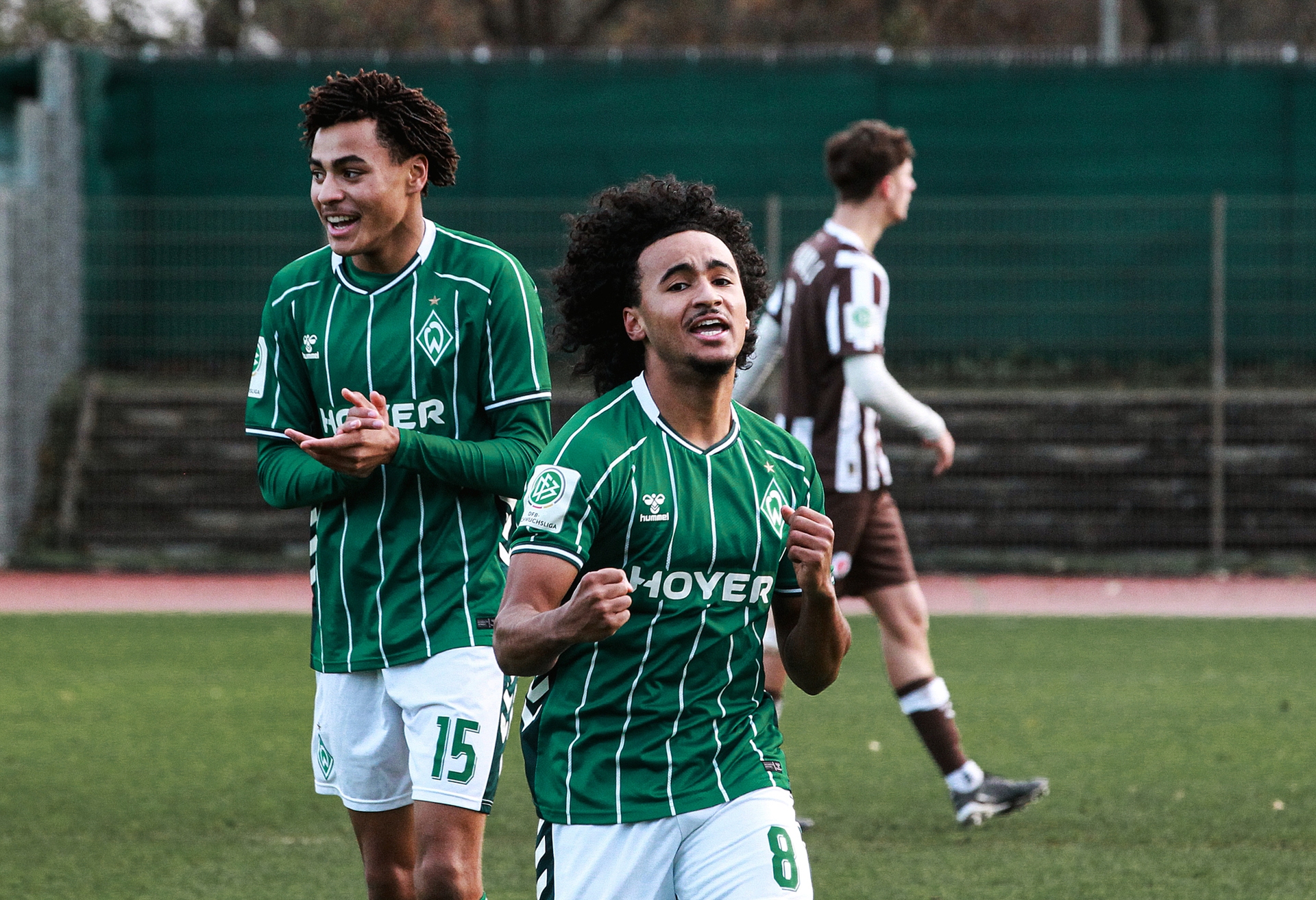 Mario Mbassi jubelt mit geballten Fäusten in Richtung der Kamera.