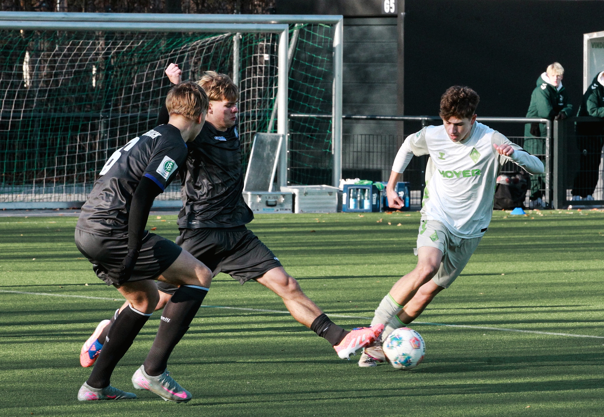 Ein Spieler der SV Werder im Zweikampf mit einem Spieler des VfL Osnabrück.