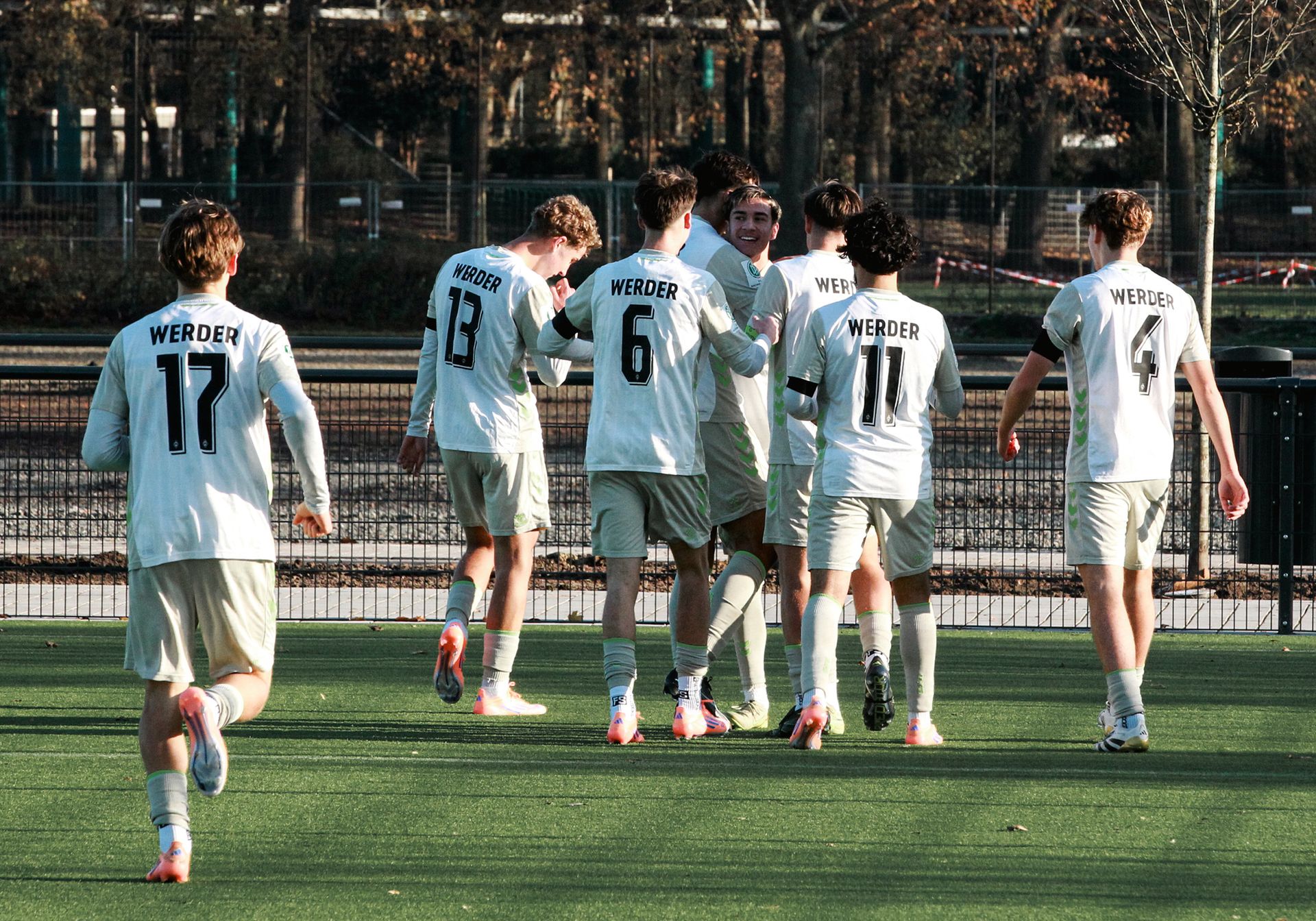 Die Spieler der U17 jubeln gemeinsam im weißen Spieloutfit.