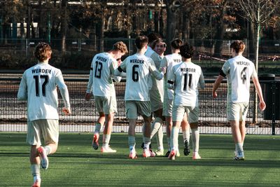 Die Spieler der U17 jubeln gemeinsam im weißen Spieloutfit.