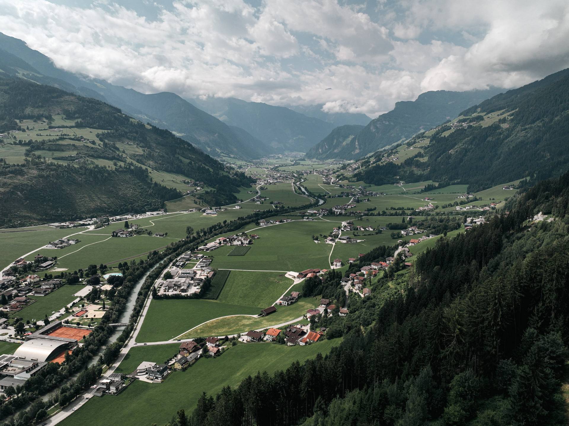 Ein Blick ins Zillertal vom Berg aus fotografiert.