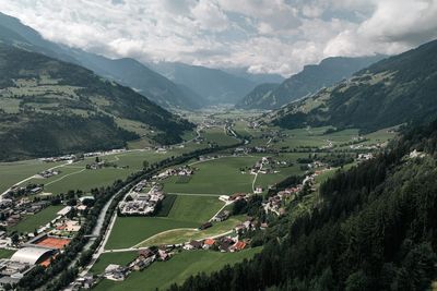 Ein Blick ins Zillertal vom Berg aus fotografiert.