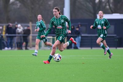 Eine Spielerin der U17-Juniorinnen im Heimtrikot mit dem Ball am Fuß.